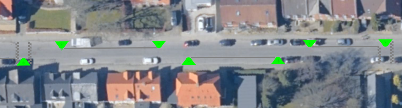 Luftfoto med angivelse af, hvor der placeres vejbump og sideheller med beplantning i Kirkegade.